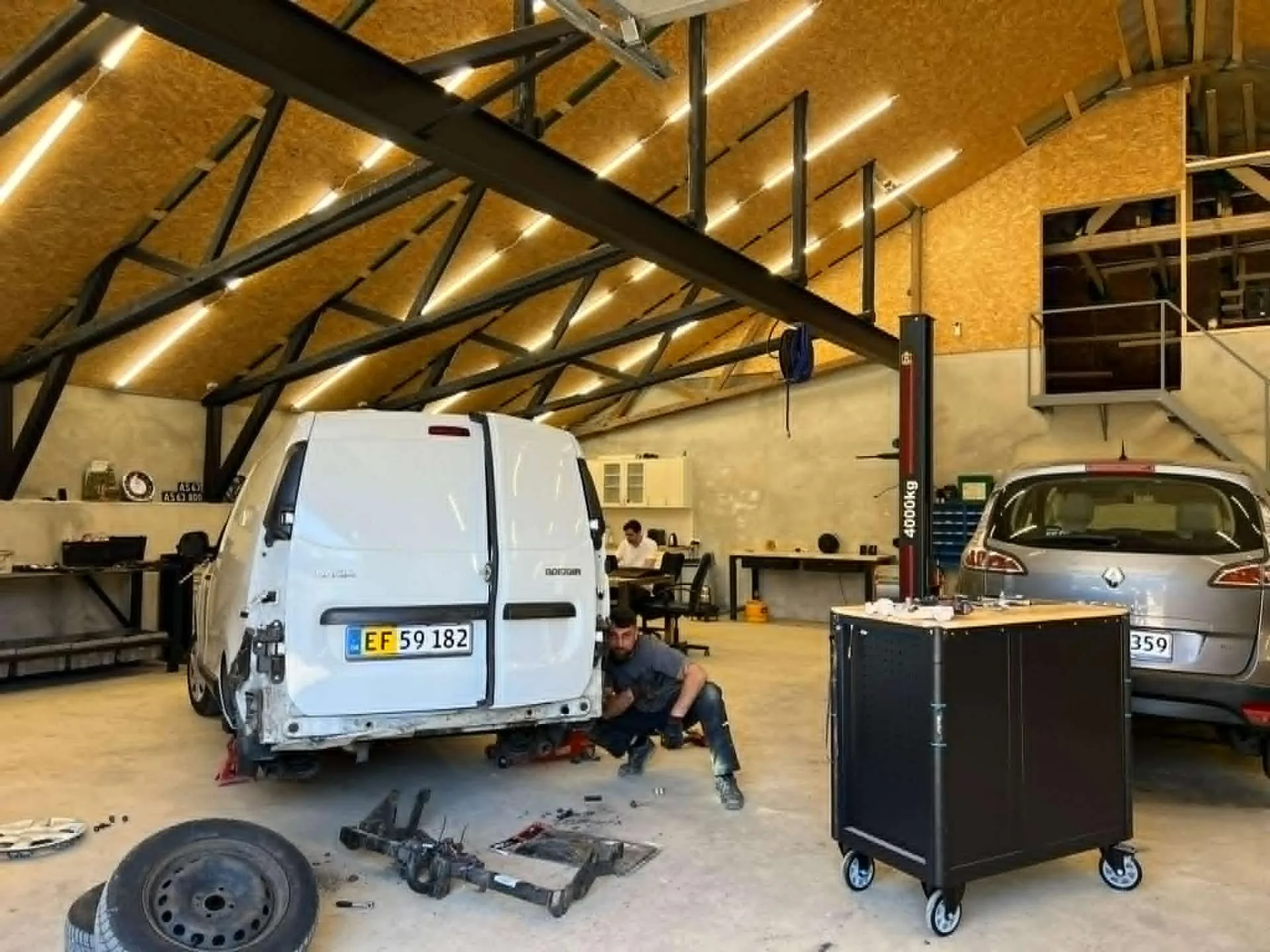 Bilværksted nær Skanderborg med flere biler under reparation